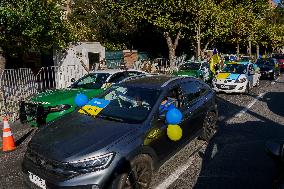 Ukrainian citizens in Chile protest outside the Russian Embassy